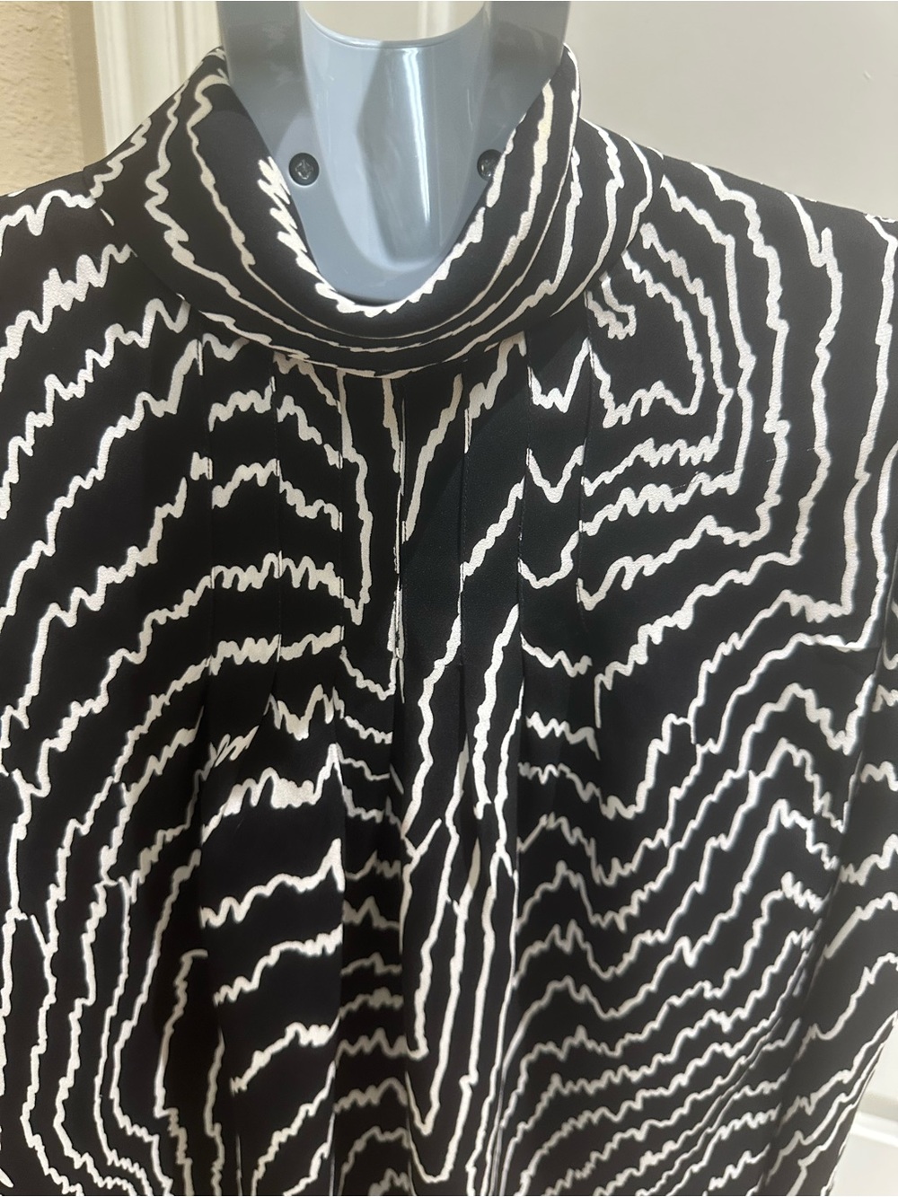 Black & White Wave-Pattern Mock Neck Blouse